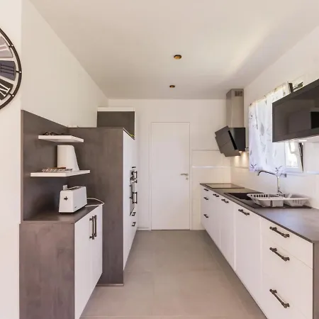 Maison Moderne A 100m De La Avec Jardin Clos, Garage, Wifi, Proche Avec Commerces, Animaux Ok - Fr-1-306-1205 *