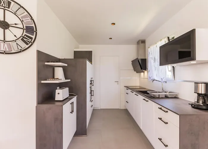 Maison Moderne A 100m De La Avec Jardin Clos, Garage, Wifi, Proche Avec Commerces, Animaux Ok - Fr-1-306-1205 *